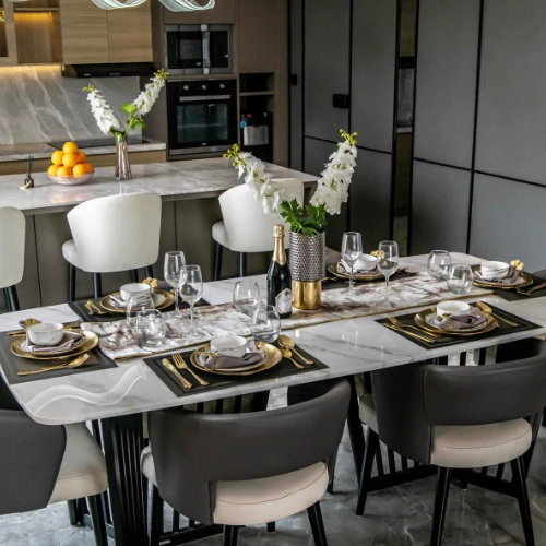 Kitchen & Dining